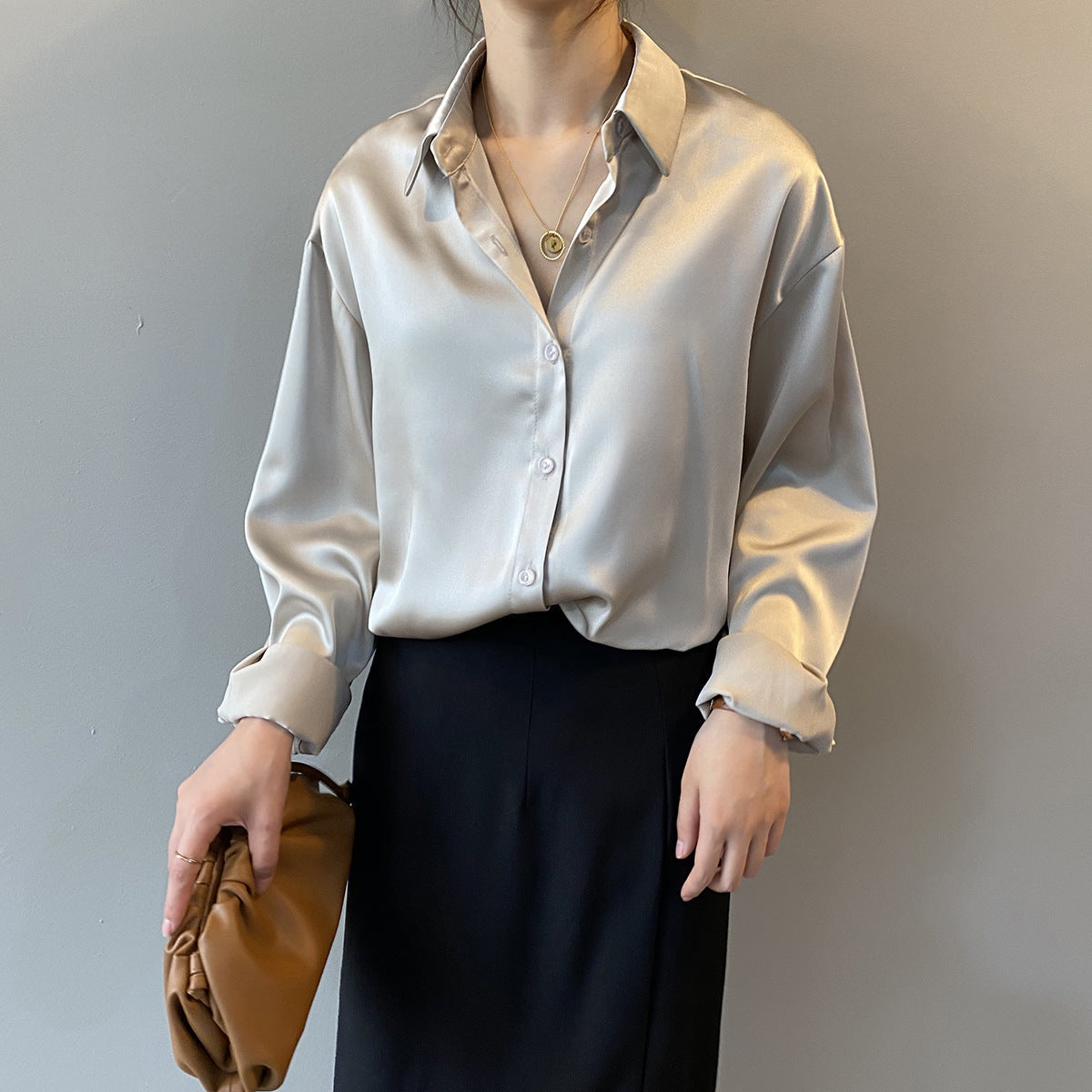 Briana - Elegante blusa de seda satinada con botonadura para mujer