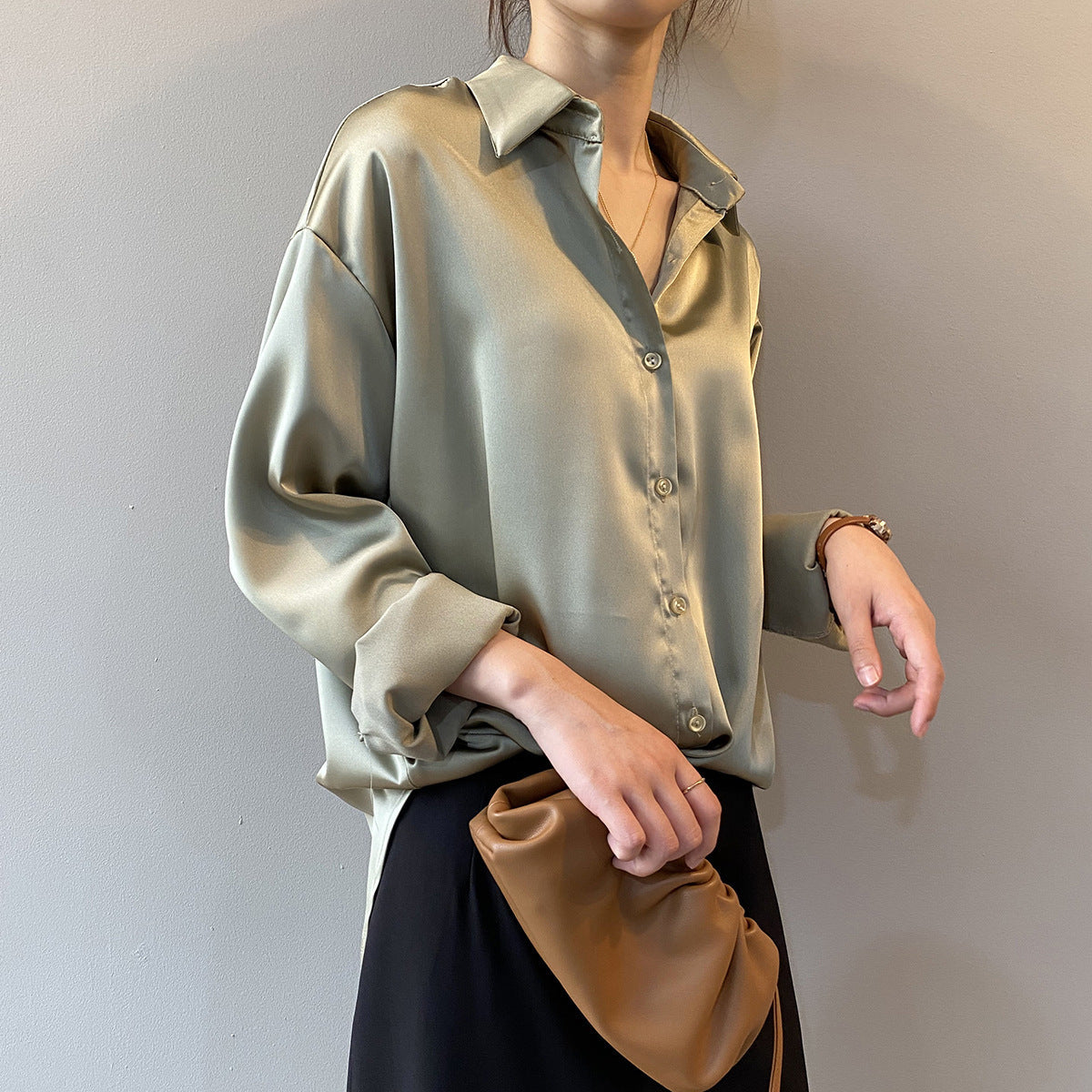 Briana - Elegante blusa de seda satinada con botonadura para mujer