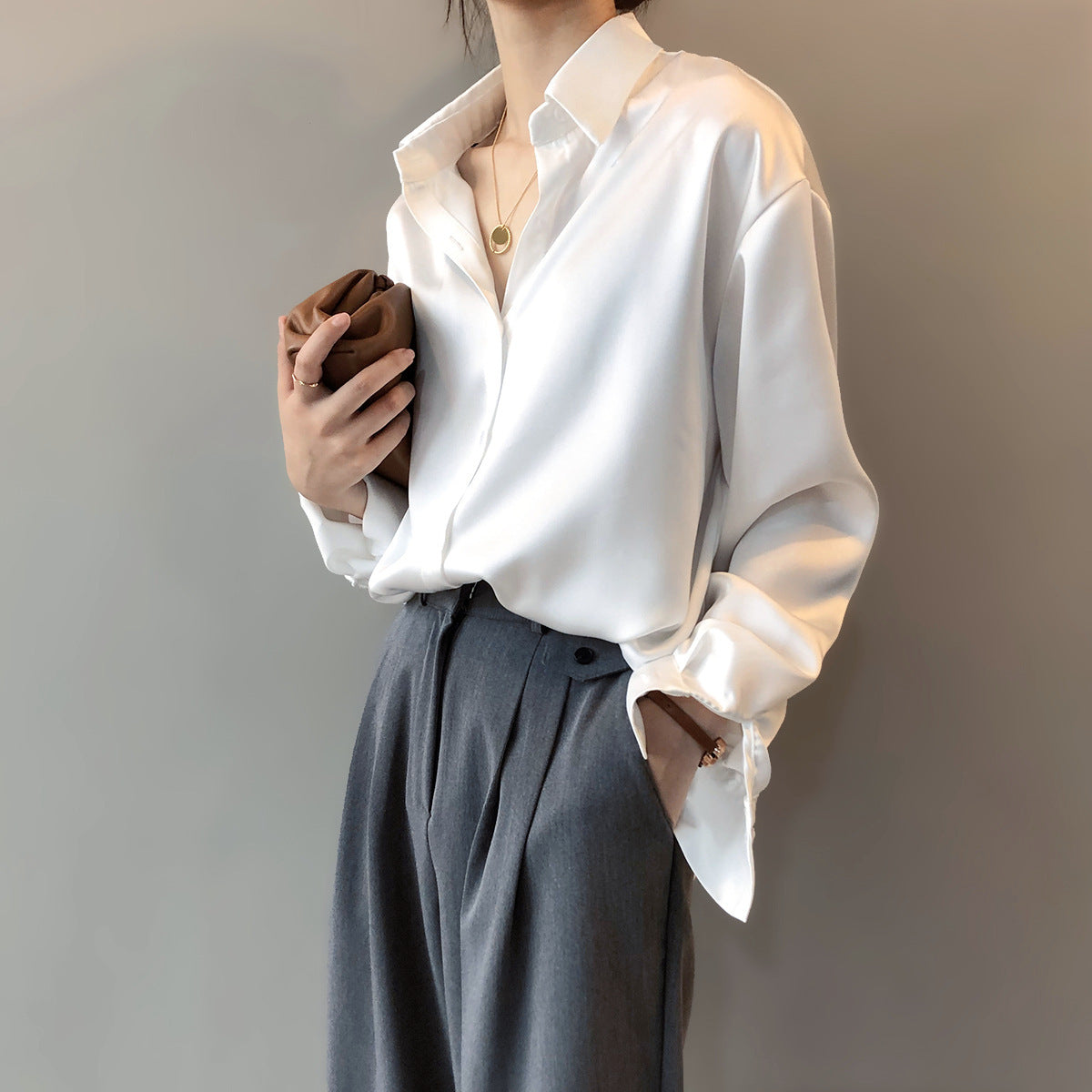 Briana - Elegante blusa de seda satinada con botonadura para mujer