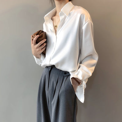 Briana - Elegante blusa de seda satinada con botonadura para mujer
