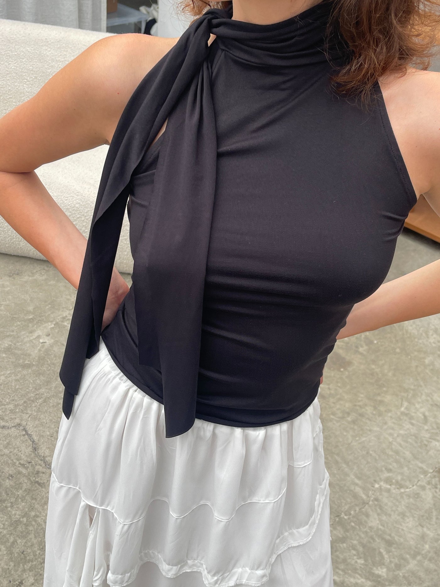 Nina - Top sin mangas con detalle de pañuelo negro