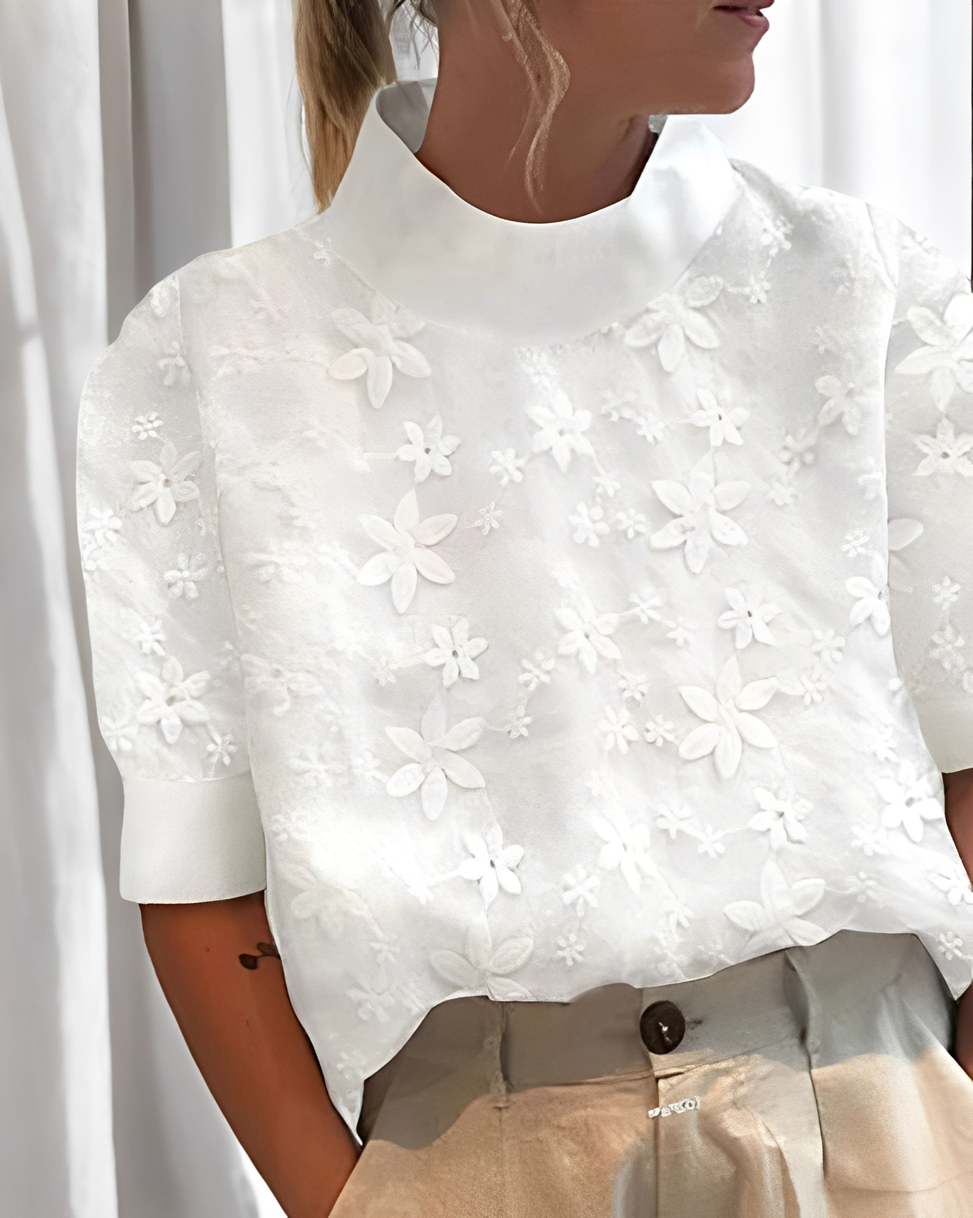 Julia - Elegante blusa bordada con cuello alto para mujeres