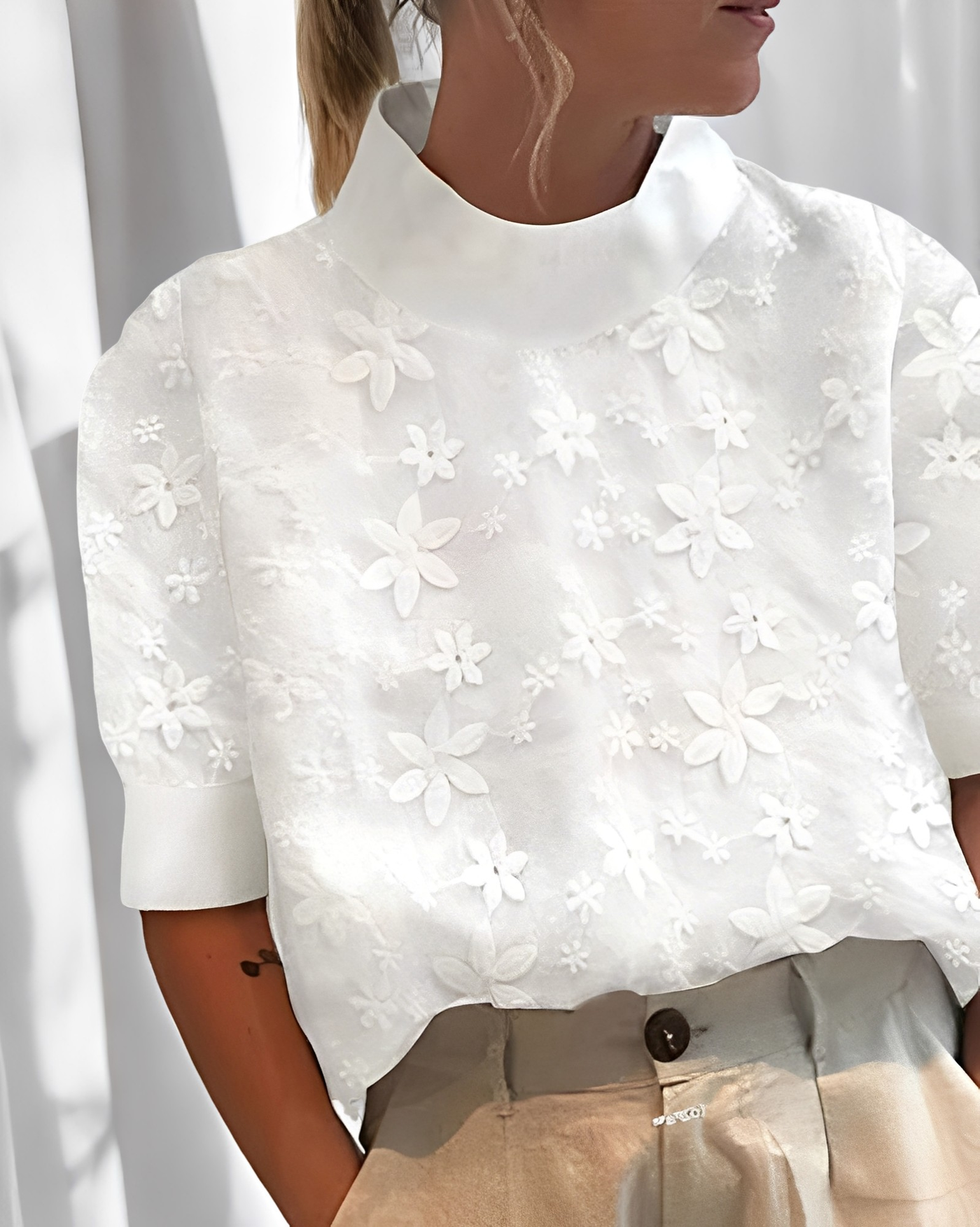 Julia - Elegante blusa bordada con cuello alto para mujeres