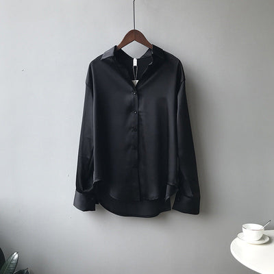 Briana - Elegante blusa de seda satinada con botonadura para mujer