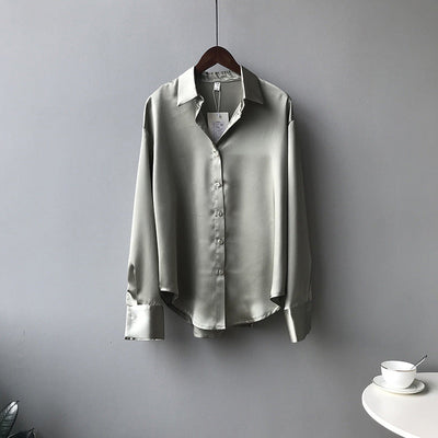 Briana - Elegante blusa de seda satinada con botonadura para mujer