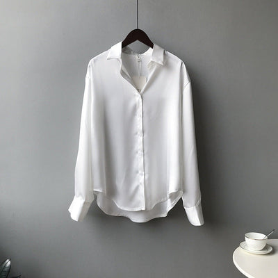 Briana - Elegante blusa de seda satinada con botonadura para mujer