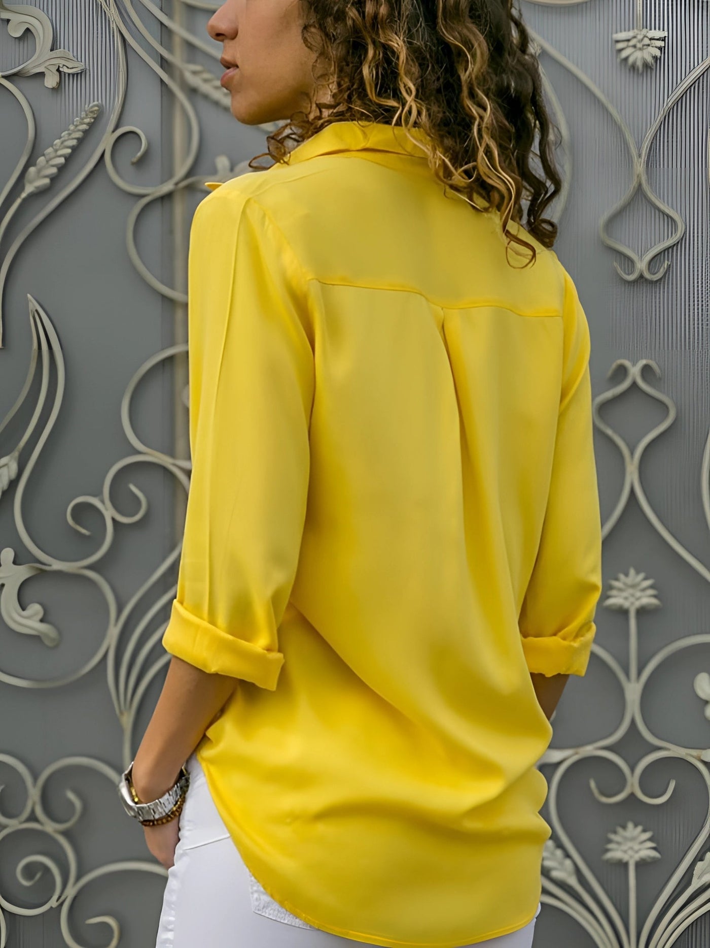 Aiah – Blusa de seda fluida con escote en V