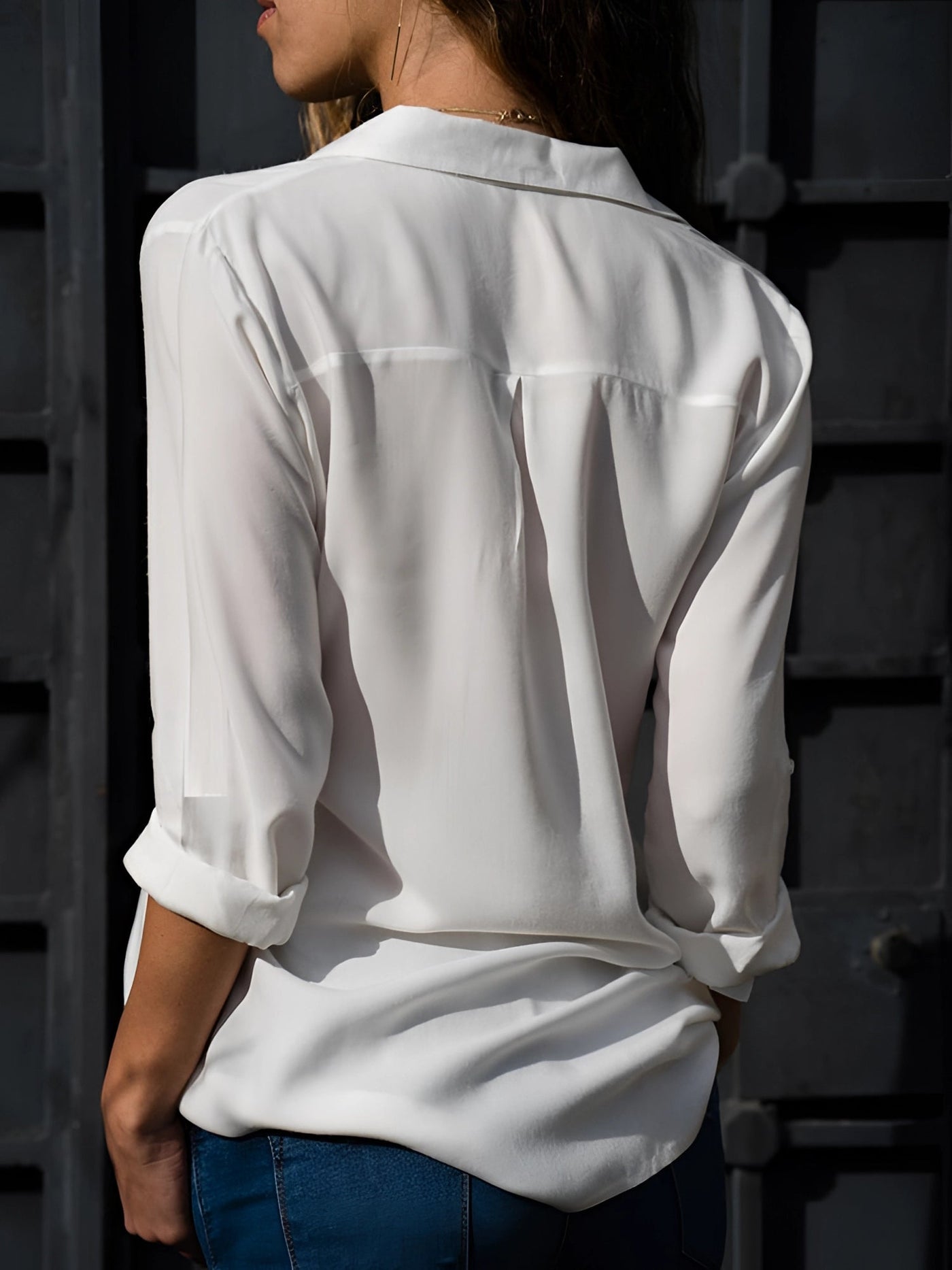 Aiah – Blusa de seda fluida con escote en V