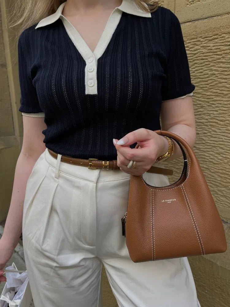 Laura - Elegante polo de punto con cuello en slim fit