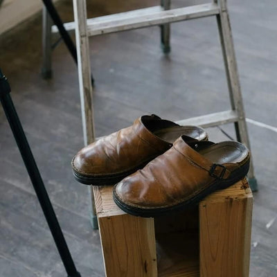 Yani - Pantuflas ortopédicas de piel para hombre color marrón con acolchado en el talón