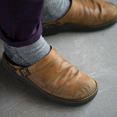 Yani - Pantuflas ortopédicas de piel para hombre color marrón con acolchado en el talón