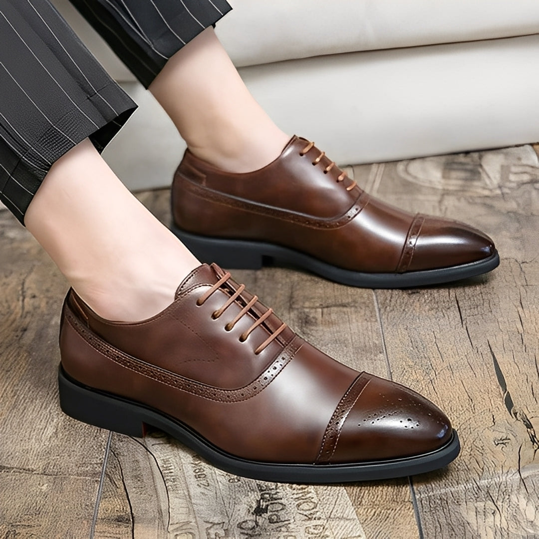 Fulton - Modernos formales zapatos de cuero con detalles brogue para hombres