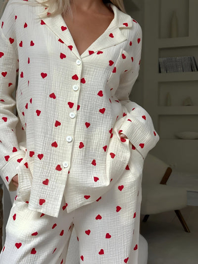 Lola – Pijama Elegante con Motivos de Corazón