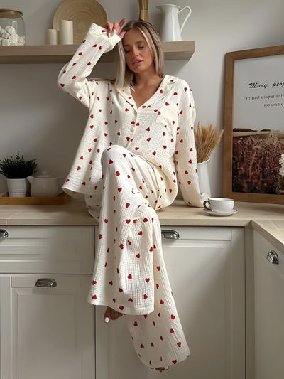 Lola – Pijama Elegante con Motivos de Corazón
