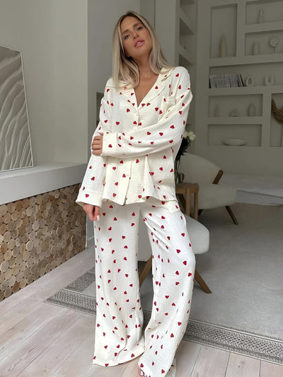 Lola – Pijama Elegante con Motivos de Corazón