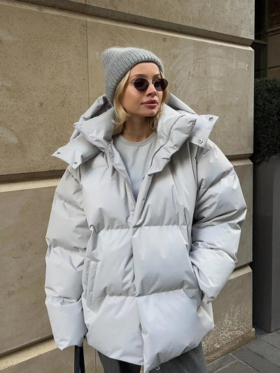 Nikole - Corta chaqueta acolchada con capucha para mujer