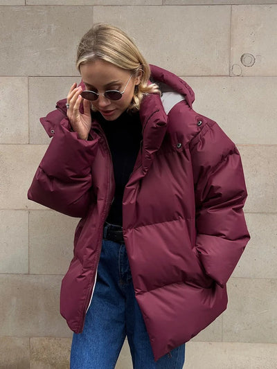 Nikole - Corta chaqueta acolchada con capucha para mujer