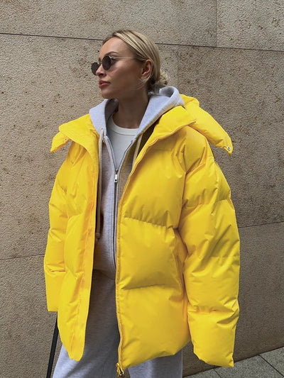 Nikole - Corta chaqueta acolchada con capucha para mujer